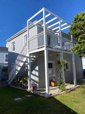 Sunny Thesen Islands Cottage